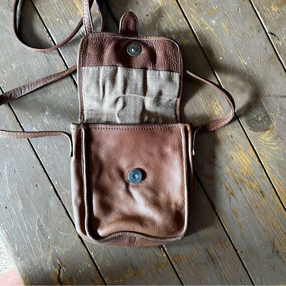 Kenneth Cole Small Leather Crossbody Bag - Picture 4 of 5